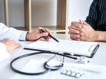 pharmacist and patient discuss treatment